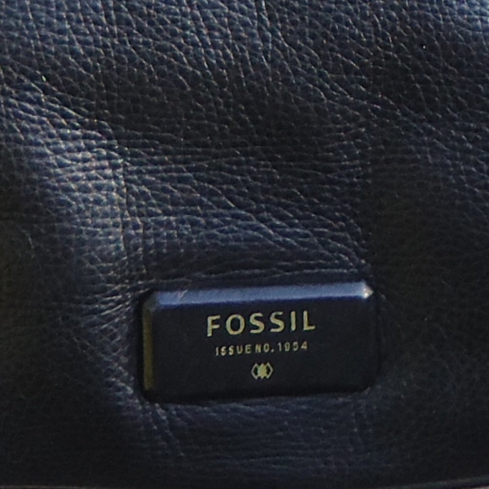 Fossil Issue No 1954 Full Grain Leather Purse. - image 4